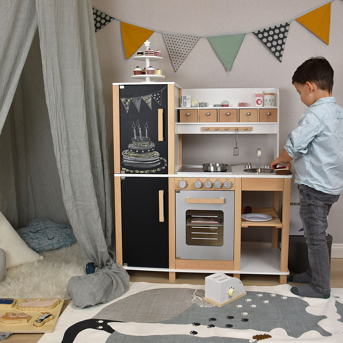 SUN 04139 Kinderküche mit Tafel aus Holz mit Kühl-Gefrierkombination