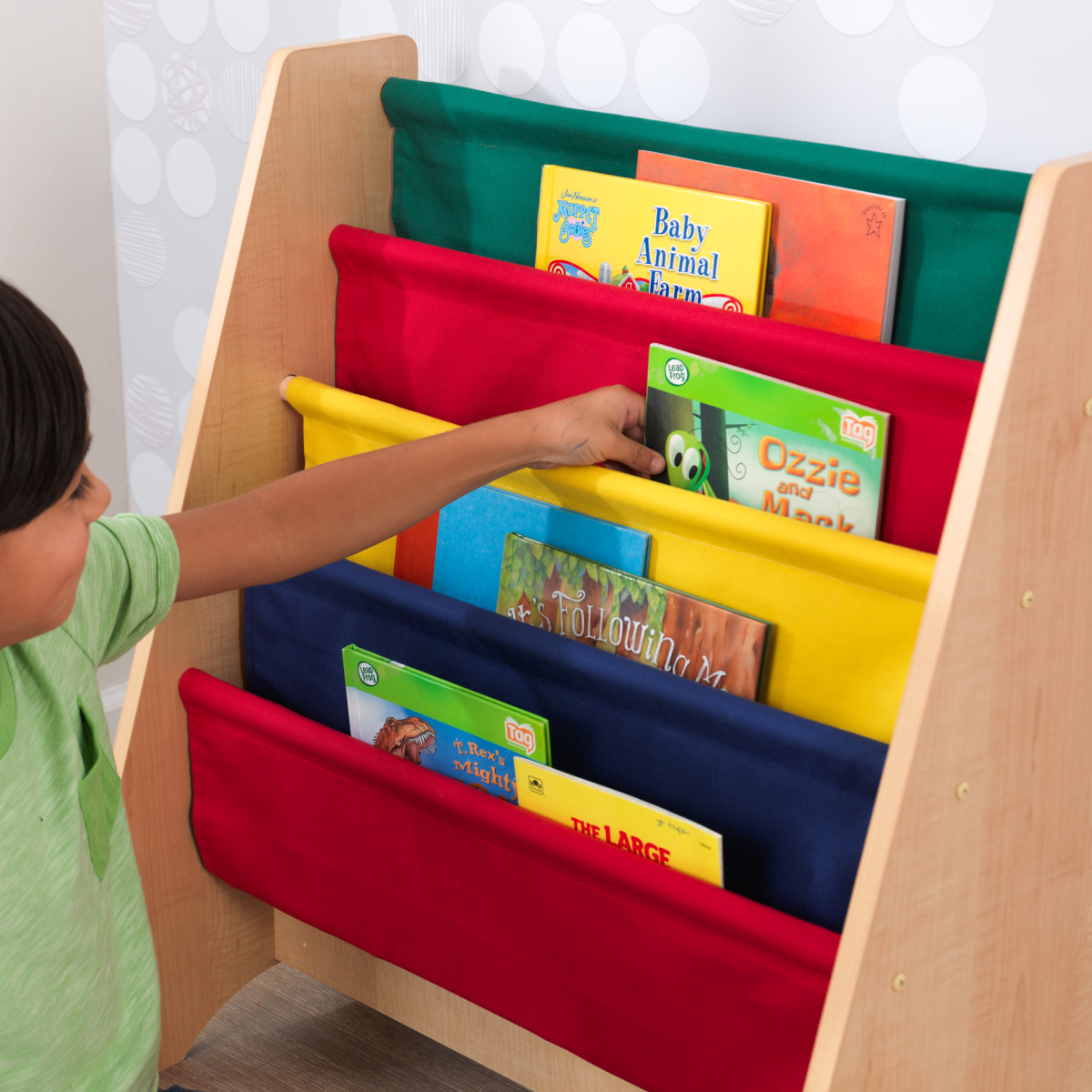 Librería de madera con estantes de tela para niños de KidKraft